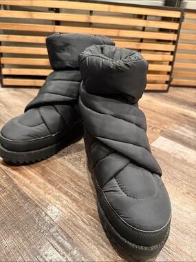 UGG Montana Quilted Puffer Winter Ankle Boots in Black